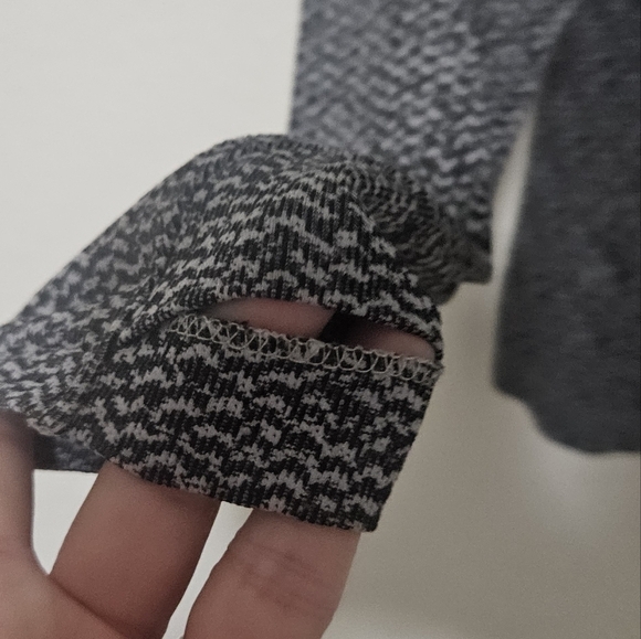 Athleta top with thumb holes size xs - Picture 9 of 10